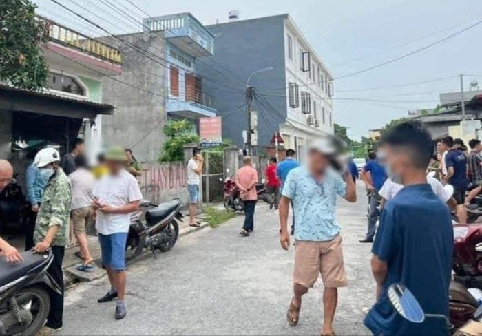 Người hiếu kỳ đứng trước ngôi nhà anh T.C.N, khu dân cư Phúc Hải, phường Đa Phúc, quận Dương Kinh, Hải Phòng.