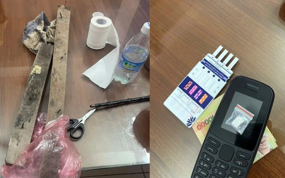 Gậy gỗ hai đối tượng dùng để tấn công CSGT cùng gói tinh thể với kết quả test nhanh dương tính ma túy. Ảnh: CACC. Gậy gỗ hai đối tượng dùng để tấn công CSGT cùng gói tinh thể với kết quả test nhanh dương tính ma túy. Ảnh: CACC.