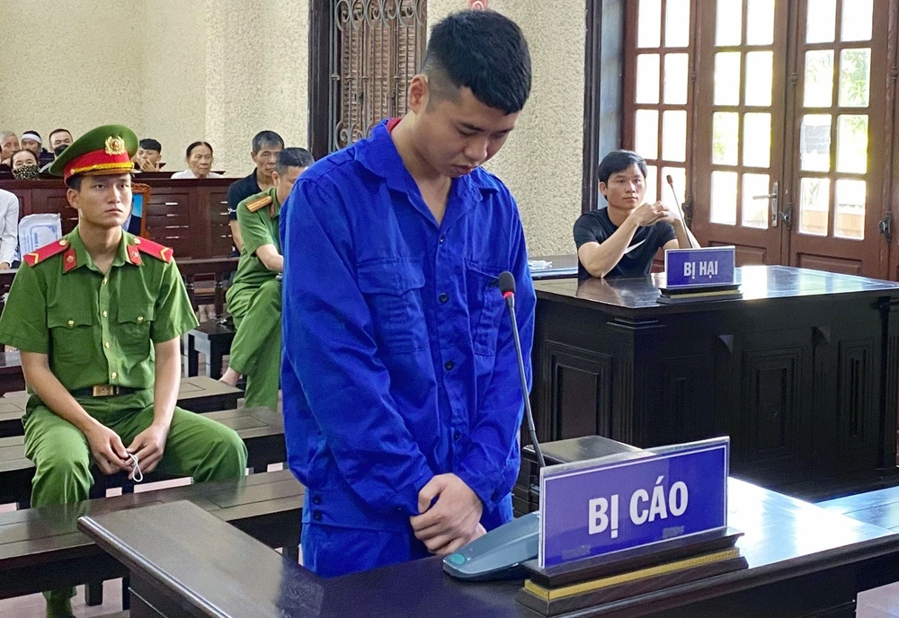 Gã đàn ông si tình Phan Trung Hòa tại phiên tòa xét xử vụ án giết người yêu rồi tự sát không thành.