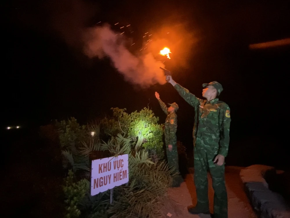Biên phòng Quảng Ninh tối qua và tối nay liên tục bắn pháo sáng gọi tàu thuyền còn ngoài khơi về nơi tránh, trú bão.