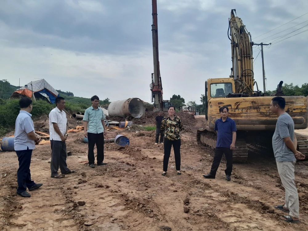 Huyện Đình Lập kiểm tra thực tế việc ứng phó bão số 1 tại công trình đường tránh ngập Cường Lợi, xã Lâm Ca.