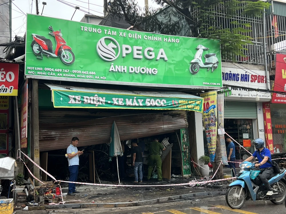 Đến 10 giờ sáng nay, 19-7, đám cháy tại cửa hàng xe máy điện Ánh Dương, mặt đường Ngãi Cầu, trên địa bàn xã An Khánh, huyện Hoài Đức, Hà Nội đã được dập tắt. Cơ quan chức năng khám nghiệm hiện trường để xác định nguyên nhân vụ hỏa hoạn làm ba người chết.