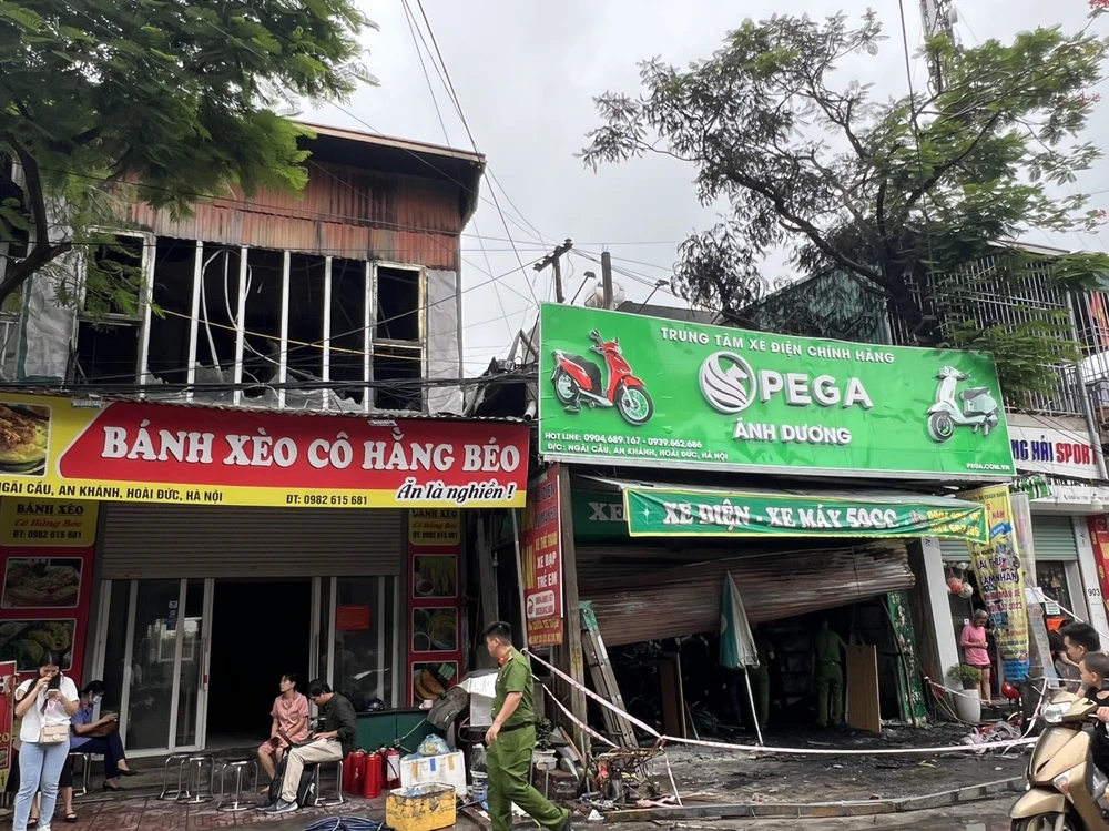 Theo lời kể của hàng xóm, gia đình nạn nhân có 5 người. Đêm qua, cả nhà đi ăn tiệc, khi trở về thì 2 bé trai sinh đôi được gửi để ngủ lại nhà bà nội. Nhà chỉ còn vợ chồng nạn nhân và con gái 7 tuổi...