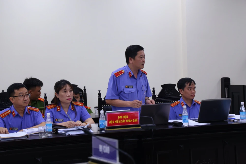 VKSND Hà Nội được VKSND Tối cao ủy quyền thực hành quyền công tố tại phiên tòa cử bốn kiểm sát viên tham gia phiên tòa này. Mỗi kiểm sát viên thực hành quyền công tố với một nhóm trong số 36 bị cáo được đưa ra xét xử.
