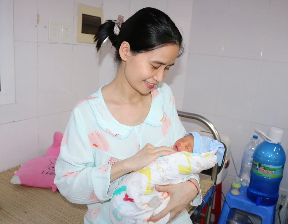 Người mẹ đã phục hồi sau ca mổ phức tạp, có thể tự chăm sóc con. Ảnh: BVCC.