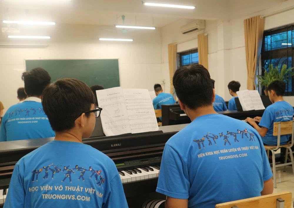 Thay vì game online, học sinh được hướng vào âm nhạc, nghệ thuật.