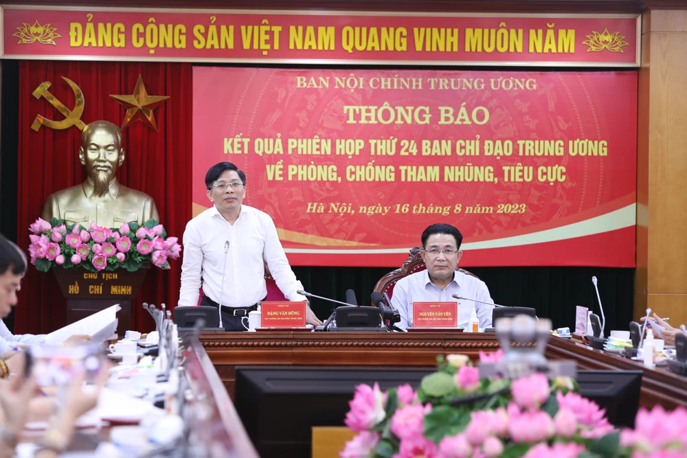 Phó Trưởng ban Nội chính Trung ương Đặng Văn Dũng (đứng) và Phó Trưởng ban Nội chính Trung ương Nguyễn Văn Yên đồng chủ trì cuộc làm việc thông báo kết quả phiên họp giữa năm 2023 của Ban Chỉ đạo Trung ương về Phòng, chống tham nhũng, tiêu cực.