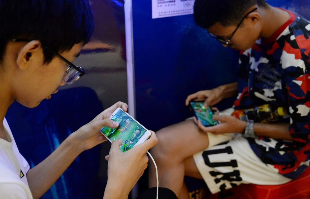 Chơi game online trên điện thoại di động.