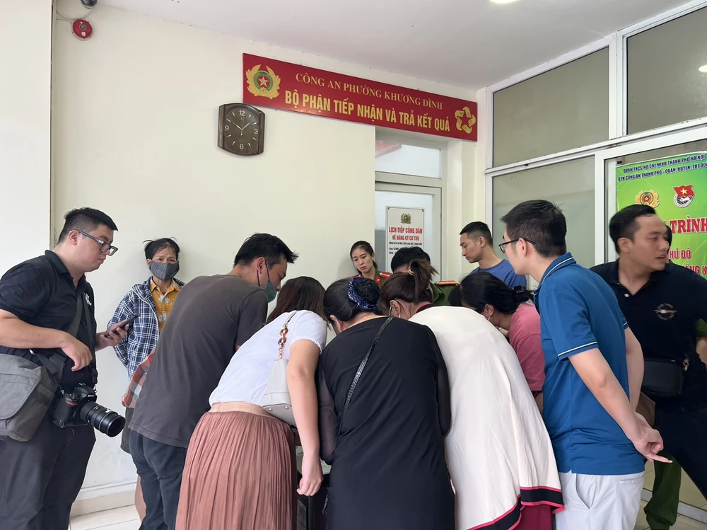 Công an phường Khương Đình, quận Thanh Xuân, Hà Nội đang tiếp nhận thông tin tìm kiếm người thân liên quan đến vụ cháy chung cư mini gây hậu quả rất nghiêm trọng lúc sáng nay. Ảnh: Thanh Tú.