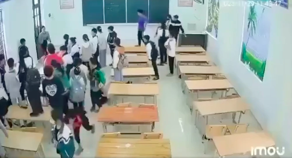 Vụ học sinh quây cô giáo ở Tuyên Quang: Nữ giáo viên cô đơn