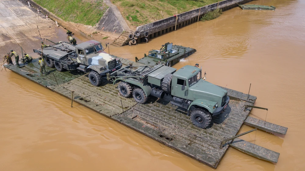 Chỉ với ba đốt phao PMP, một phà dã chiến trọng tải 60 tấn đã được thiết lập một cách nhanh chóng. Ảnh: Quân khu 7.