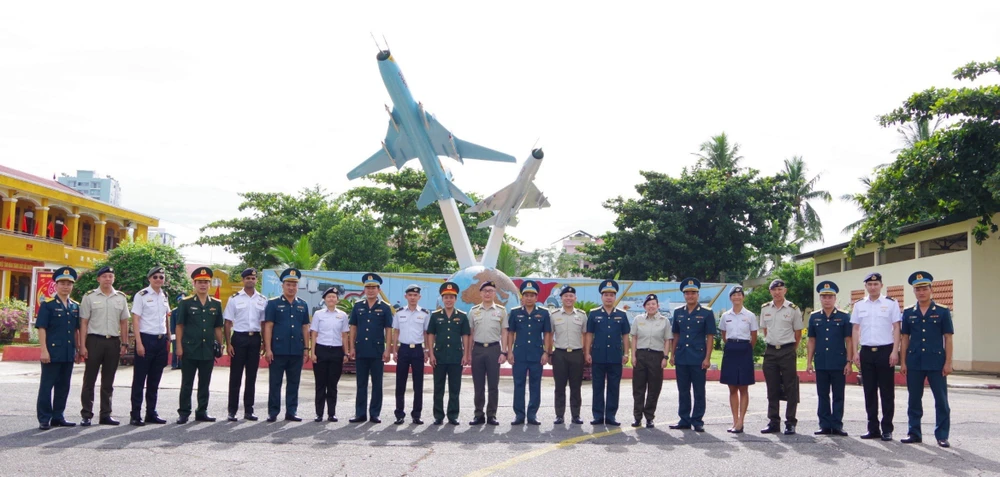 4. 1 Đoàn đại biểu Trung đoàn 929, Sư đoàn 372 chụp ảnh lưu niệm với Đoàn sĩ quan trẻ Singapore..jpg