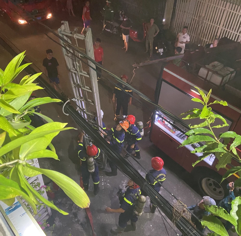 Cảnh sát cứu 3 người khỏi căn nhà đang cháy