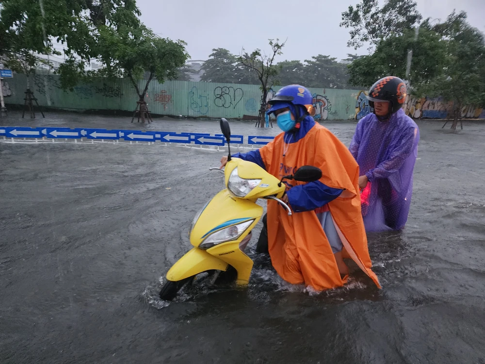 day xe may qua vung nuoc ngap da nang.jpg
