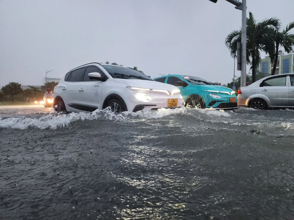 o to xe may da nang xe vuot qua nuoc ngap.jpg