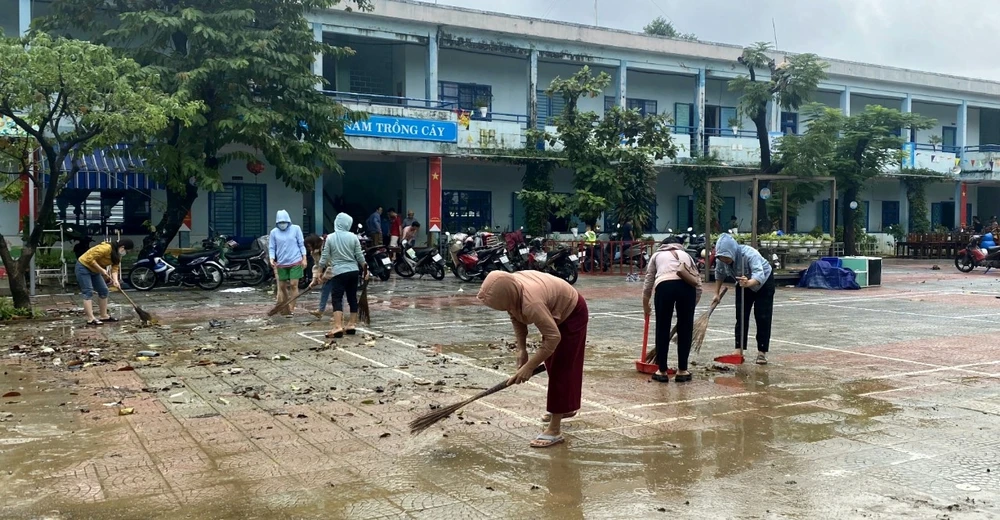 truong học don dep da nang sau lu.jpg