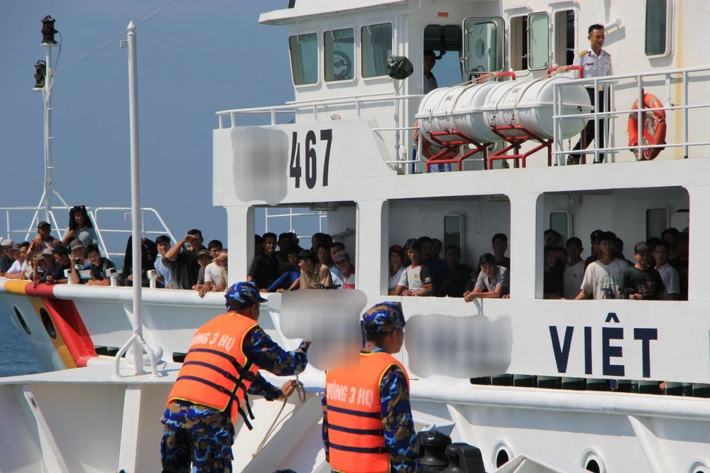 cap man tua dua ngu dan vao bo.jpg