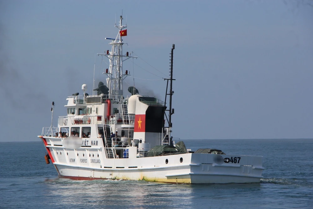 con tau dua ngu dan vao bo.jpg