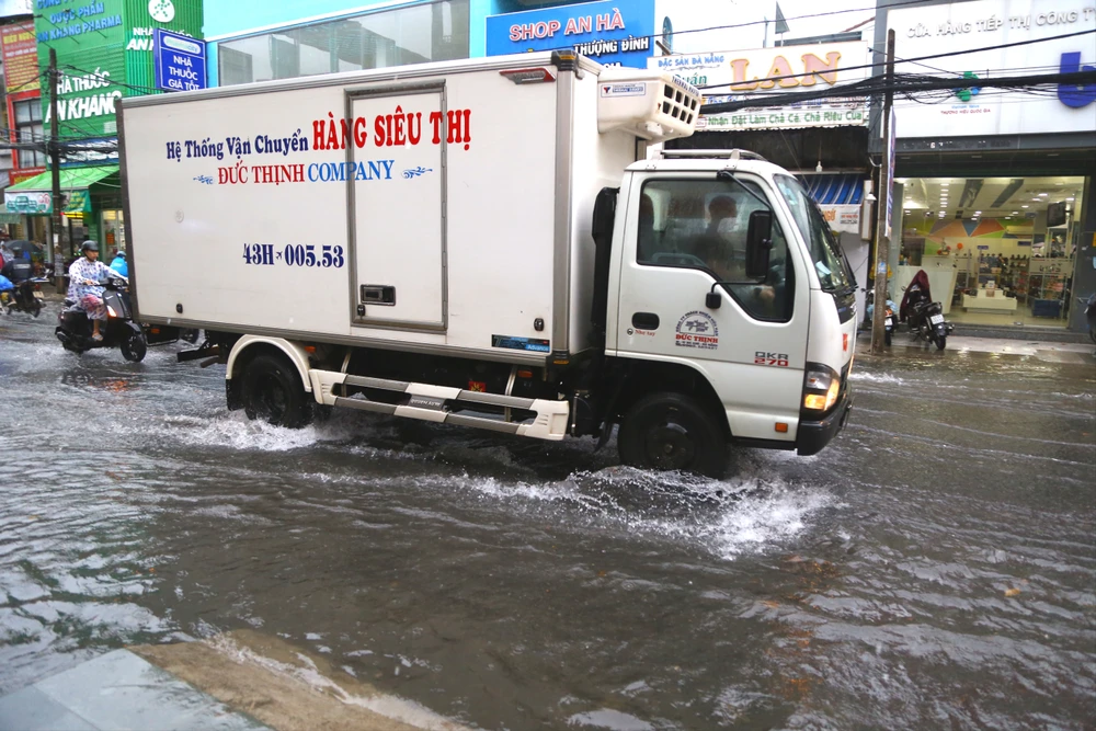 da nang ngap nuoc xe tai.JPG