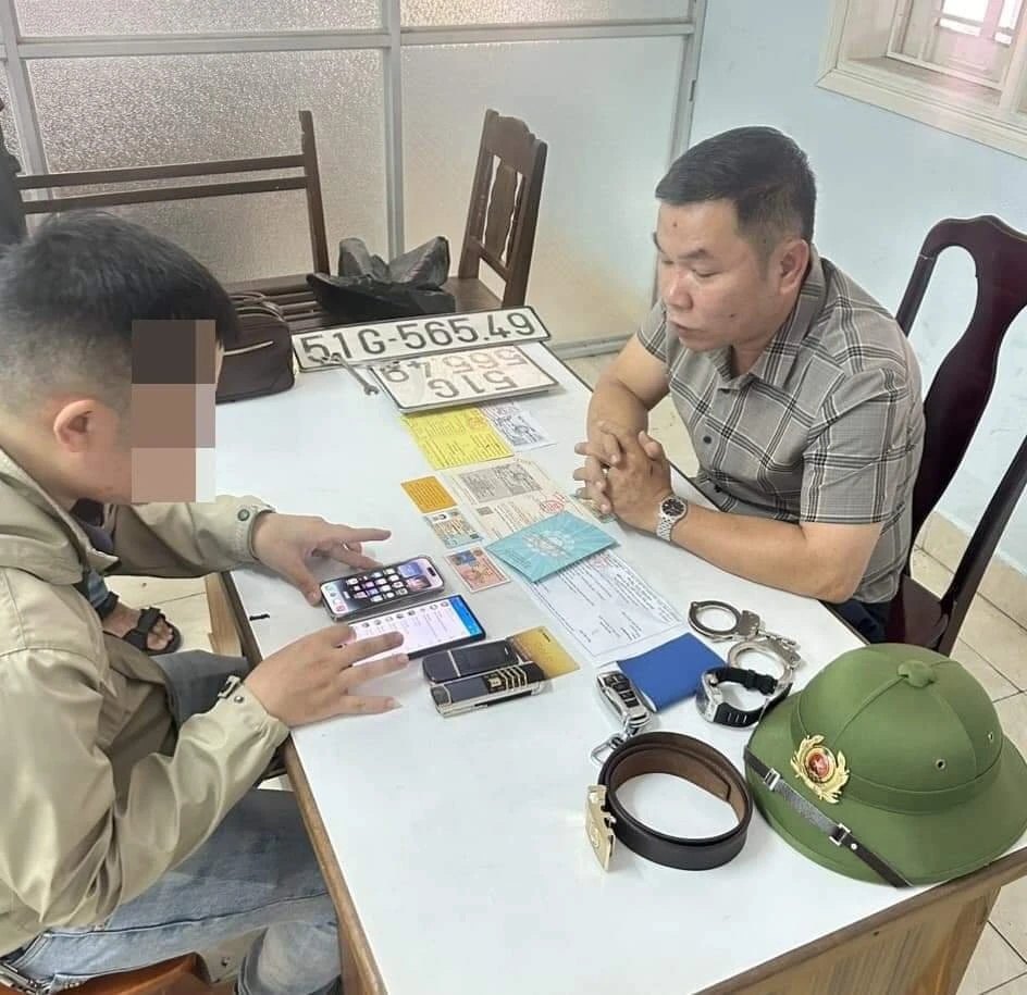 Đại tá công an 'dởm' đi xe biển xanh giả bị bắt vì lừa đảo chạy án