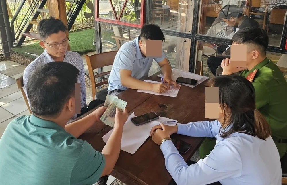 hồ quang hiếu.jpg