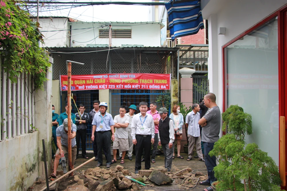 phá dỡ bức tường.JPG