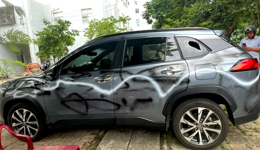 đập phá xe ô tô