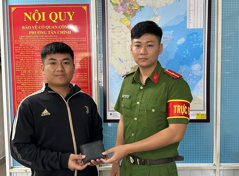 giao nộp chiếc ví