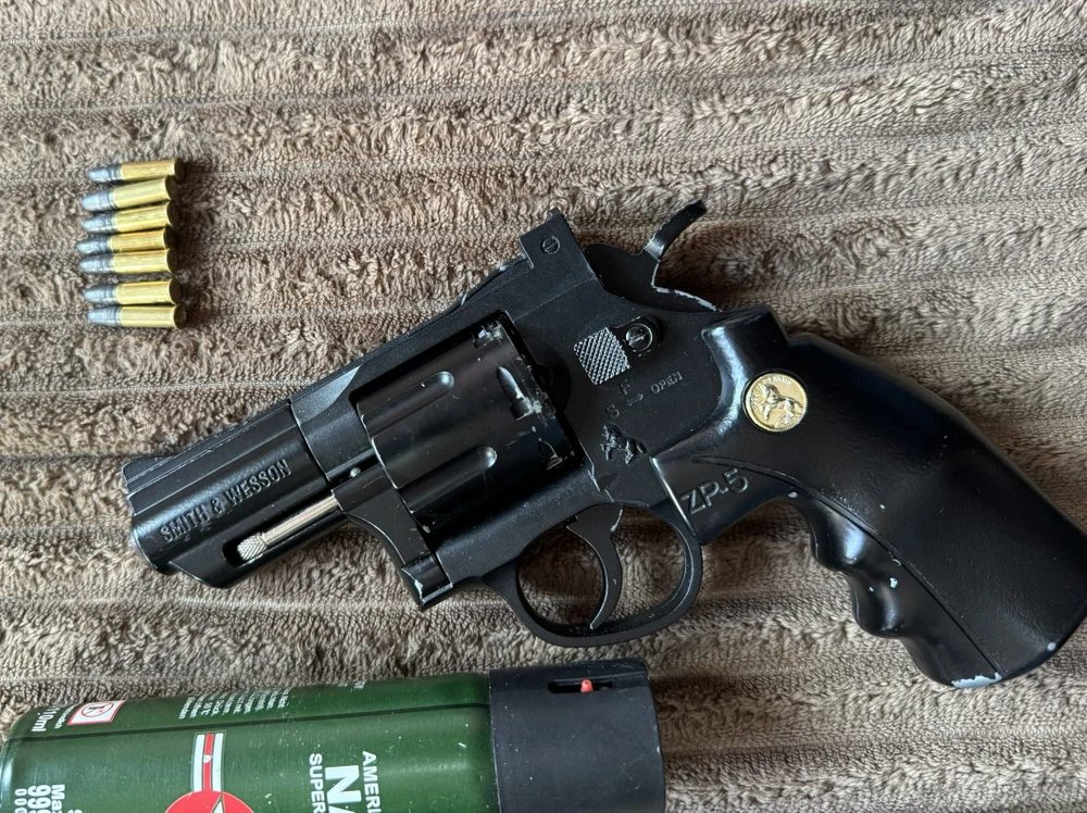 Khẩu súng cùng đạn bị công an phát hiện thu giữ. Ảnh: CA.