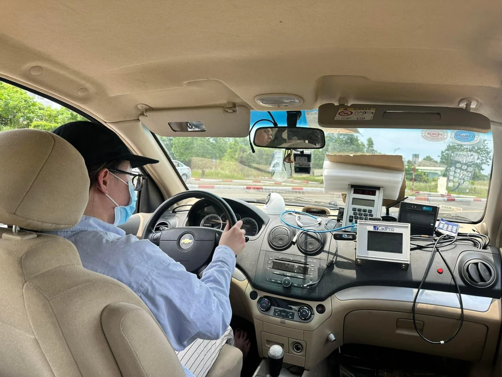 thuê xe có gắn thiết bị tự động