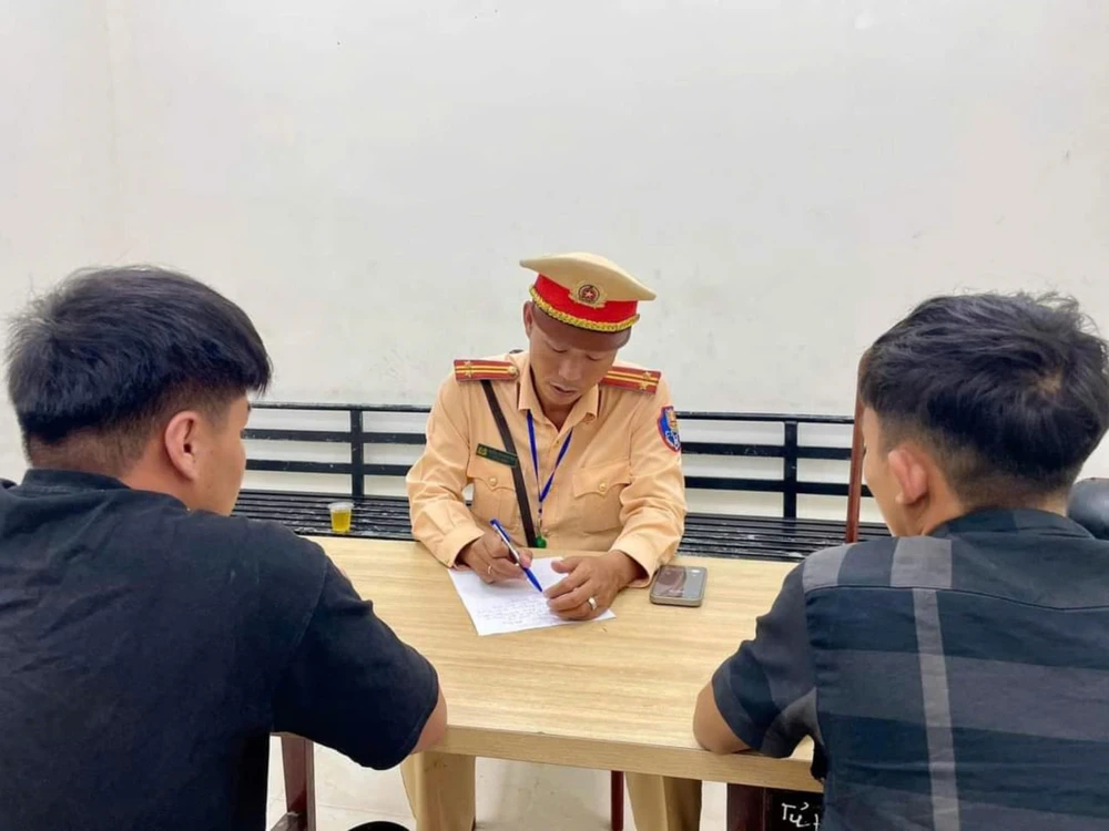 csgt yêu cầu dừng xe