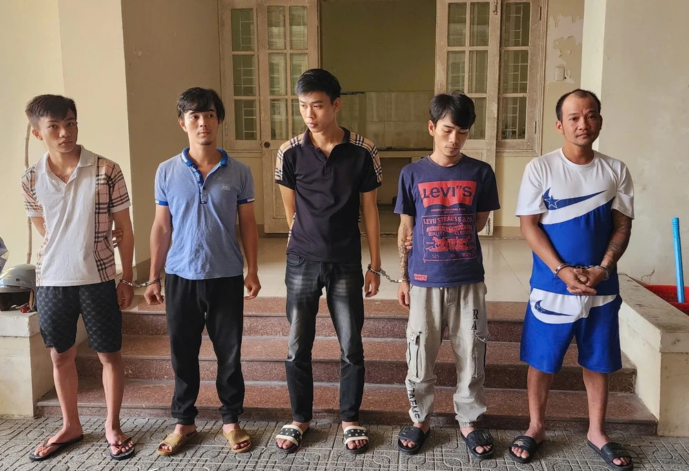 3 anh em ruột rủ nhau nổ súng vào nhà đối thủ