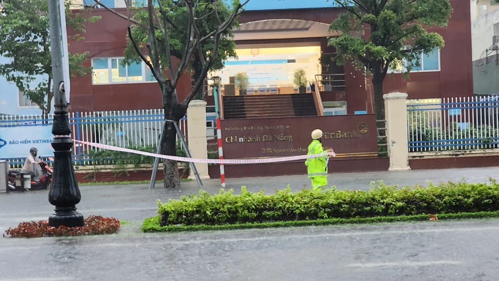 Đường vào sân bay ngập sâu