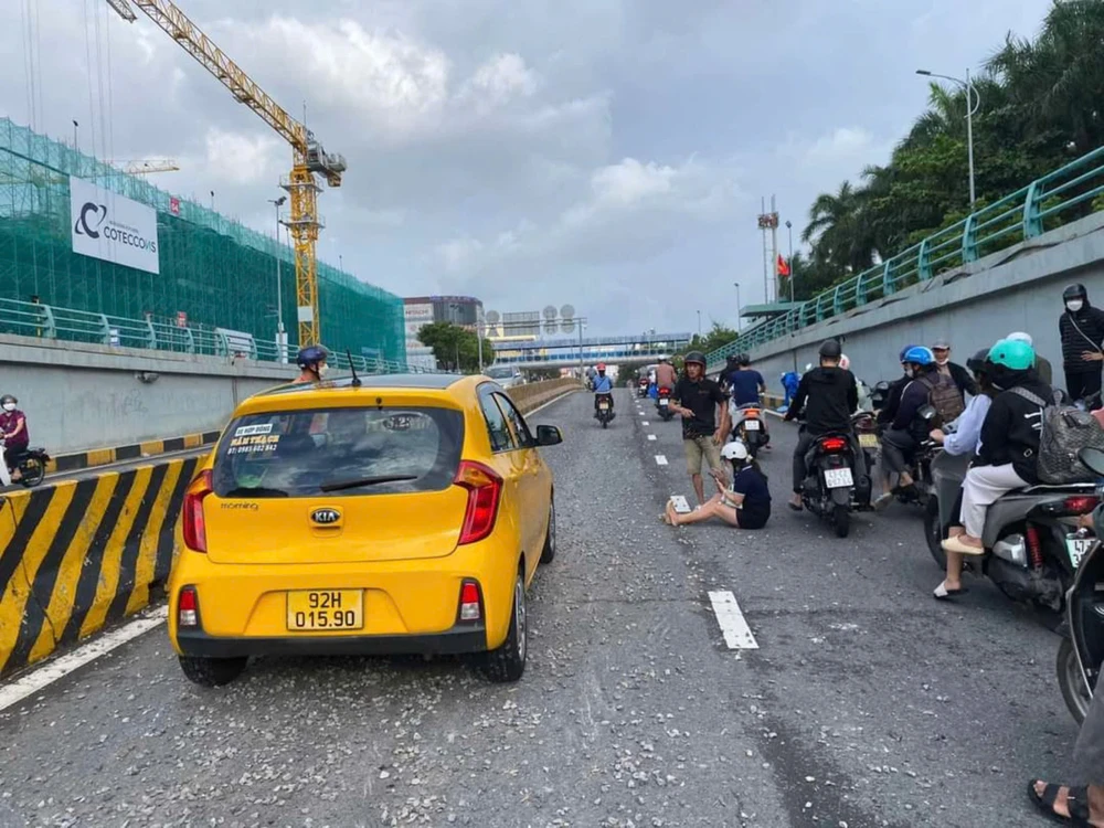 xe ben làm rơi đá