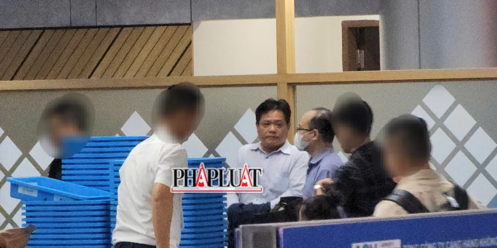 Hai người đàn ông được cán bộ VKS đưa vào cửa an ninh sân bay Đà Nẵng vào khoảng 18 giờ tối cùng ngày. Ảnh: MINH TRƯỜNG.