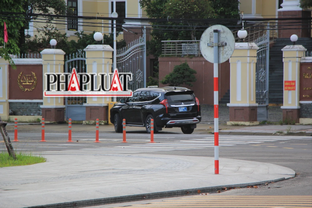 Xe biển xanh 29A chở cán bộ vào làm việc tại TAND Cấp cao tại Đà Nẵng vào sáng ngày 25-11. Ảnh: MINH TRƯỜNG