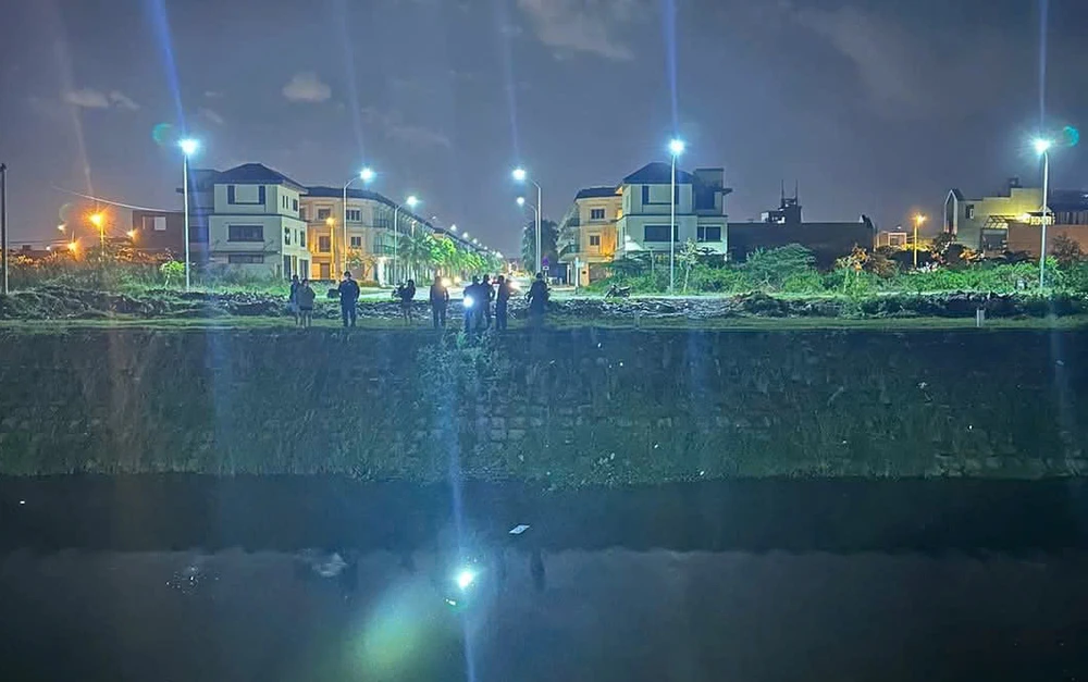 rơi xuống mương nước