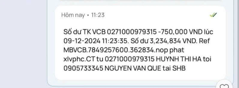 Cán bộ nhận tiền