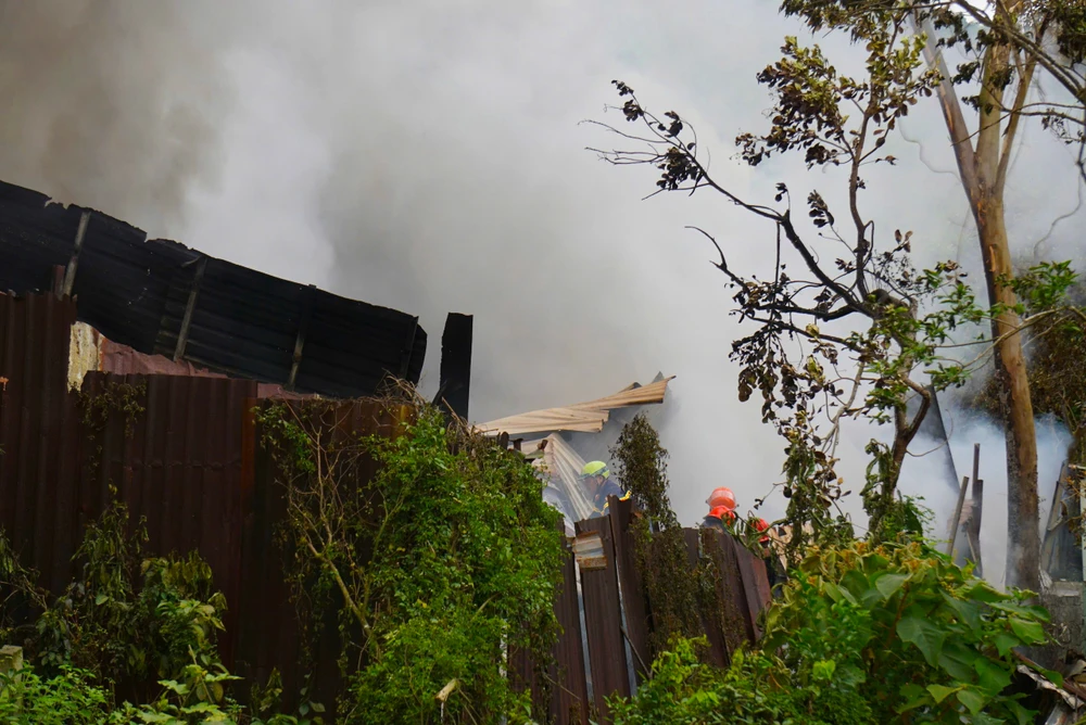 khu nhà xưởng phế liệu