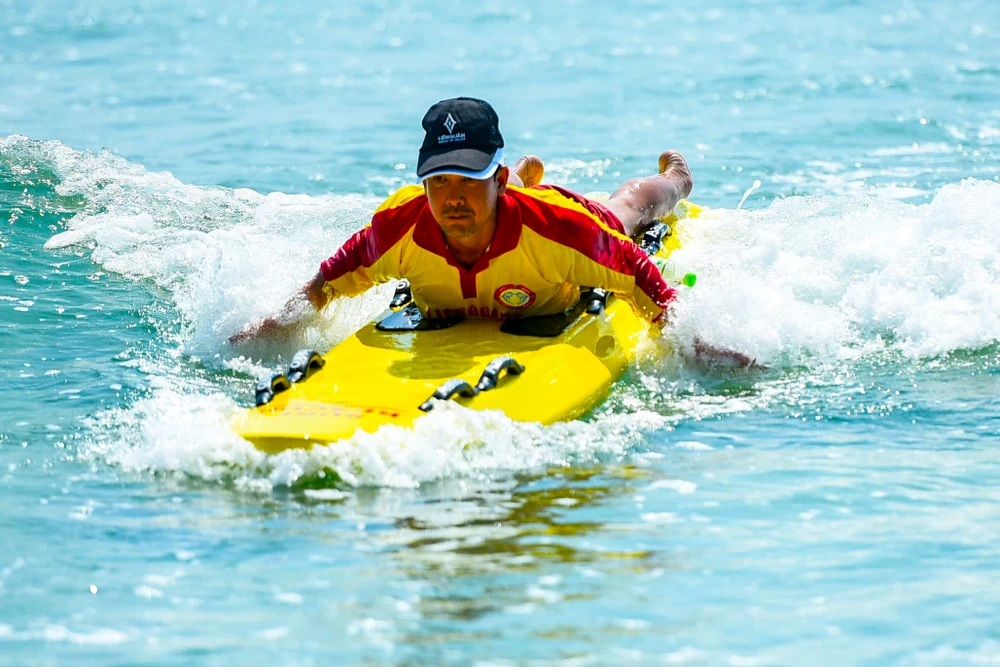 Cuộc thi Cứu hộ biển với nhiều kỹ năng khó được nhân viên cứu hộ biển Đà Nẵng thực hiện.