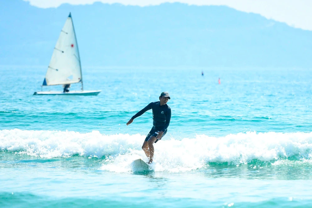 Thuyền buồm, lướt sóng cũng được trình diễn trong đợt này.