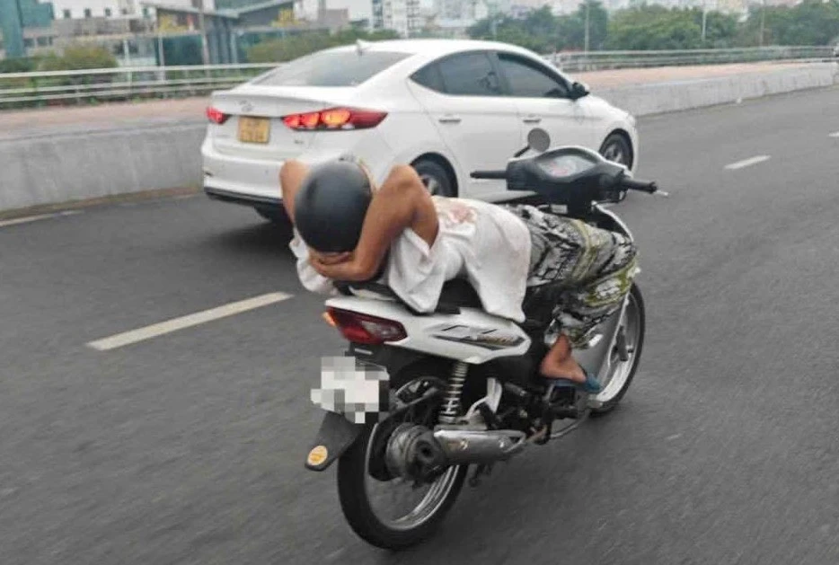 đi xe máy thả hai tay