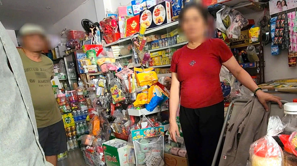 Bà D thừa nhận đã nhận 300 ngàn đồng của cô gái để được đưa đi khám sức khoẻ