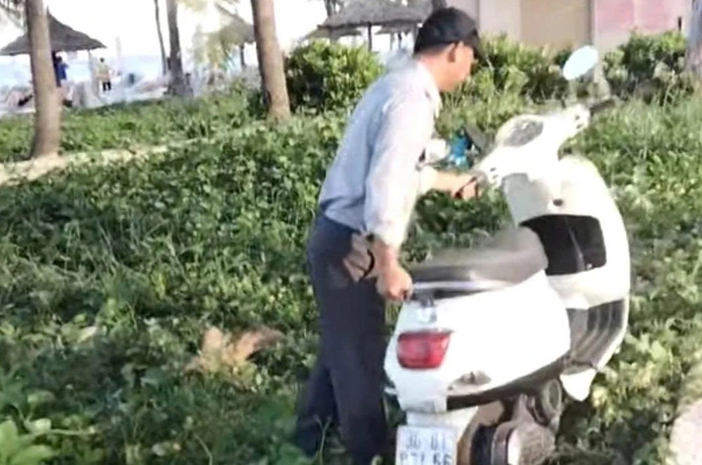 nhân viên xô đổ xe máy