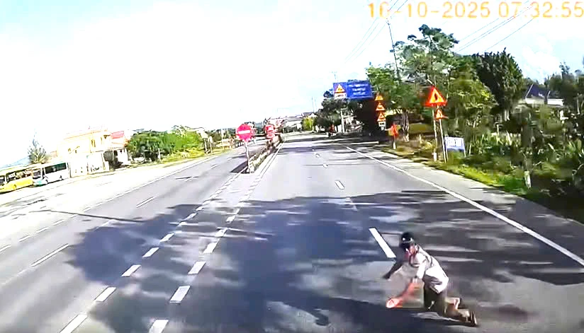 lao đầu vào xe ô tô