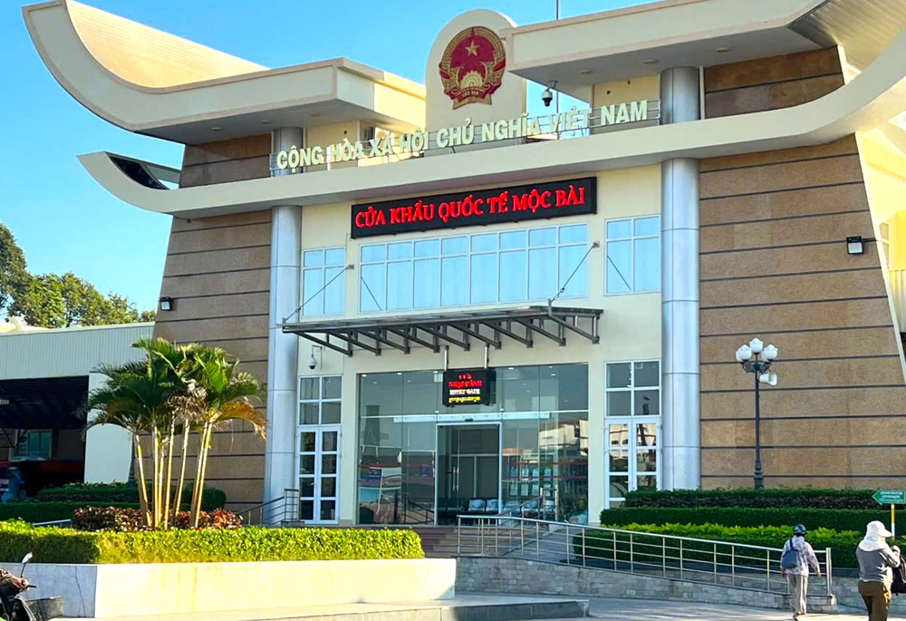 Nhóm lừa đảo bị bắt giữ ngay khi vừa từ Campuchia về Việt Nam. Ảnh: MINH TRƯỜNG.