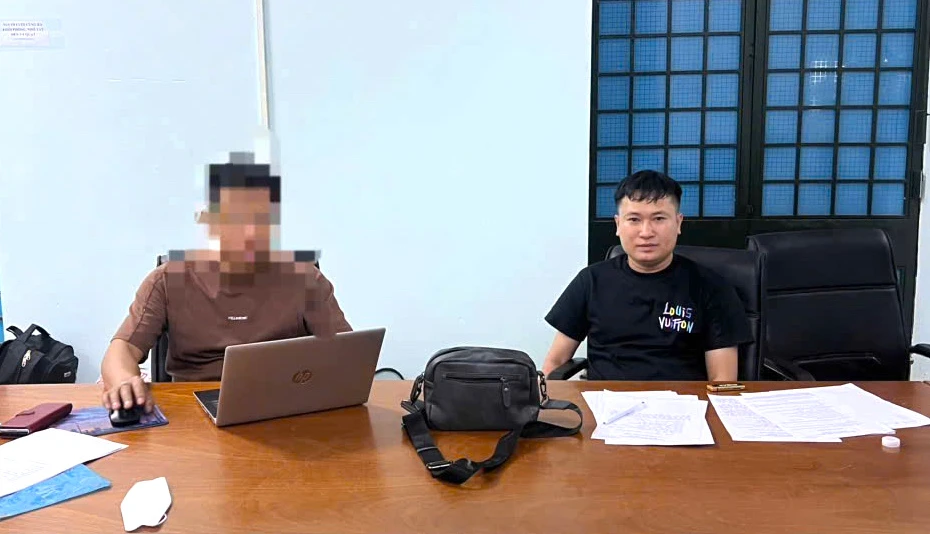 Nguyễn Tiến Thiết (áo đen) cầm đầu nhóm lừa đảo khai nhận toàn bộ hành vi phạm tội của mình. Ảnh: MINH TRƯỜNG.