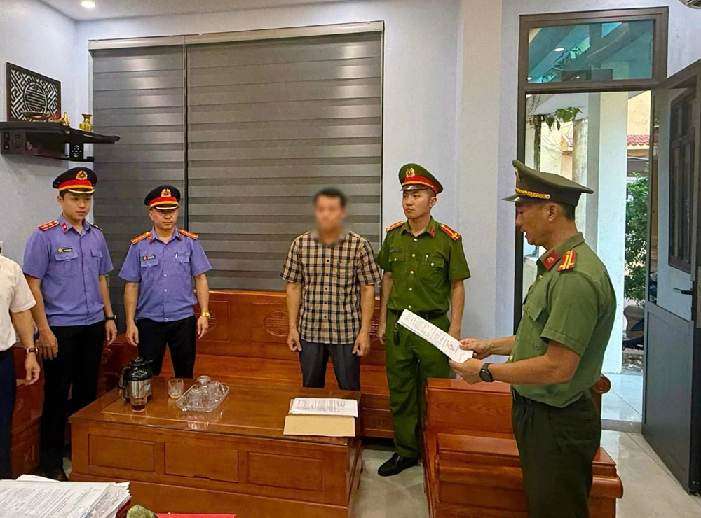 hieu-truong-nhan-hoi-lo.jpg