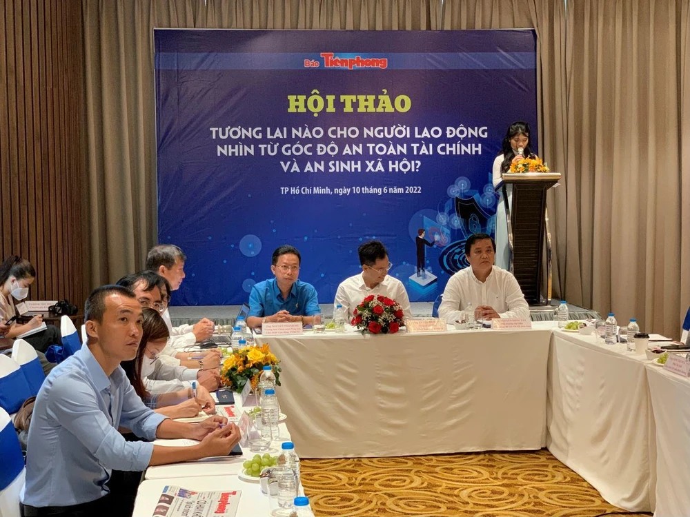 Theo các chuyên gia, cần có công tác tuyên truyền đúng đắn cho người dân hiểu rõ vấn đề rút BHXH một lần. Ảnh: Phương Minh