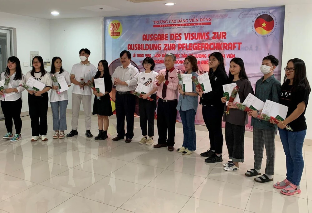 Các sinh viên điều dưỡng Trường Cao đẳng Viễn Đông nhận chứng chỉ sang Đức làm việc. Ảnh: PHƯƠNG MINH